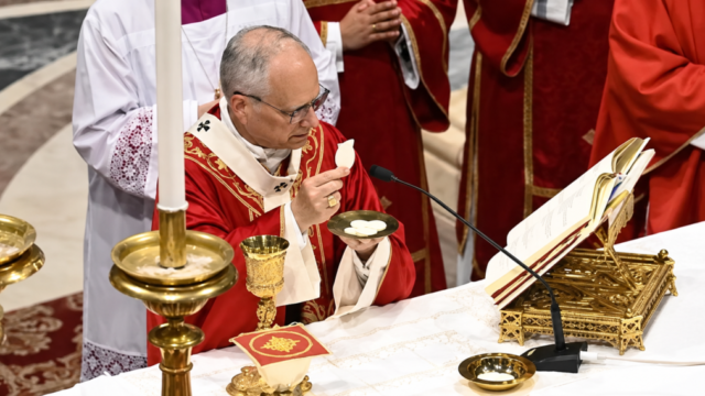 Comportamento na Missa: padres comentam distrações comuns