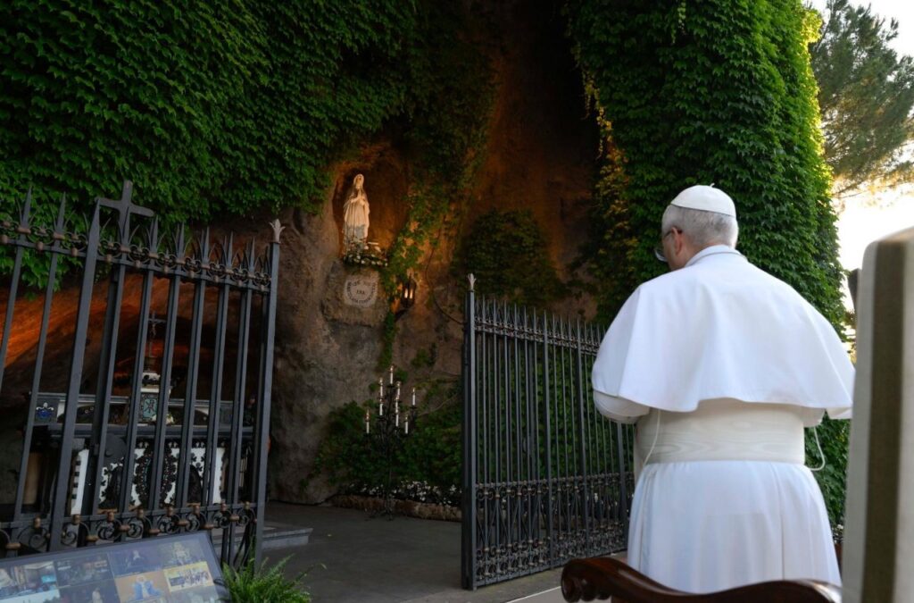 Papa Leão XIV destaca Maria como modelo de paz e diálogo