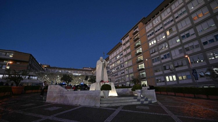 Papa Leão XIV passa por cirurgia para retirada do lobo inferior do pulmão direito