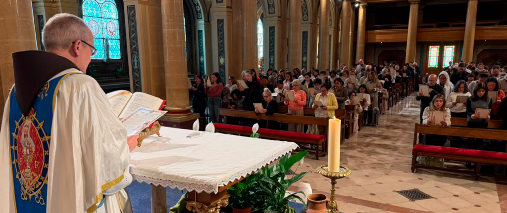 Missa de consagração a Nossa Senhora reúne fiéis na capital francesa