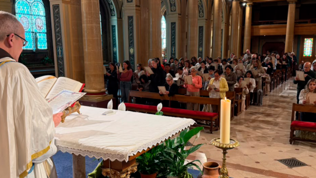 Missa de consagração a Nossa Senhora reúne fiéis na capital francesa