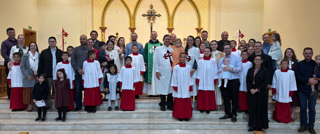 Novos coroinhas são instituídos para o serviço do altar em solene missa no Paraná