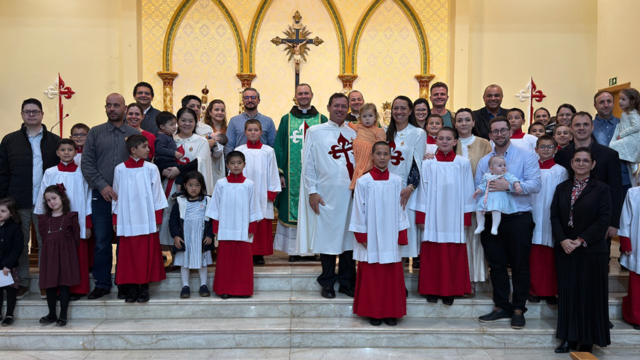 Novos coroinhas são instituídos para o serviço do altar em solene missa no Paraná