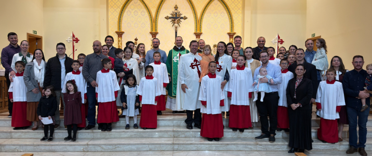 Novos coroinhas são instituídos para o serviço do altar em solene missa no Paraná